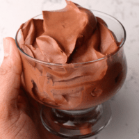 holding-keto-chocolate-mousse-thehealthcreative